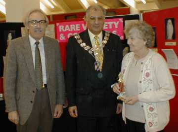 John & Mary Howes receive the trophy for Best German Fallow