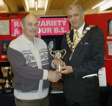 N. Flavell receives the Saddleback Trophy from G. Al-Nasser